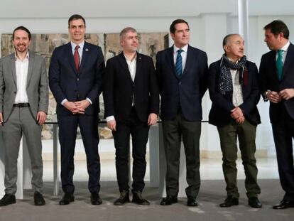 De izquierda a derecha: Yolanda Díaz, ministra de Trabajo y Economía Social; Nadia Calviño, vicepresidenta económica; Pablo Iglesias, ministro de Derechos Sociales y Agenda 2030 y vicepresidente segundo del Gobierno; Pedro Sánchez, presidente del Ejecutivo; Unai Sordo, secretario general de CC OO; Antonio Garamendi, presidente de la patronal CEOE; Pepe Álvarez, secretario general de UGT, y Gerardo Cuerva, presidente de Cepyme.