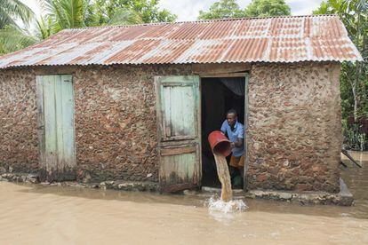 Un hombre saca agua de su casa inundad tras el paso del huracán Irma, en el territorio de Fort-Liberte (Haití), el 8 de septiembre.