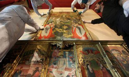 Tareas de desmontaje del retablo, ayer  en el Ayuntamiento de Lleida.