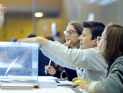 Una persona vota en las elecciones en Catalu&ntilde;a el 21D en Girona.