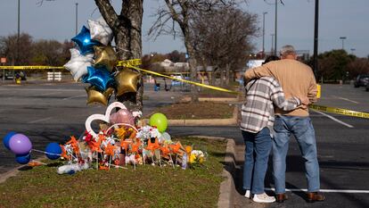 Flores y globos en recuerdo de las víctimas del tiroteo en un Walmart de Chesapeake (Virginia), en el que murieron seis personas más el autor de los disparos, que se suicidó.