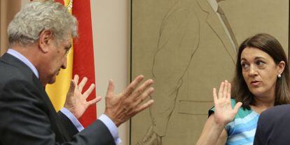 Jesús Posada, presidente del Parlamento, junto a la portavoz socialista, Soraya Rodríguez.