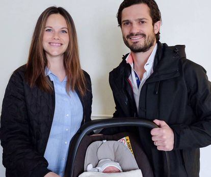 Carlos Felipe y Sofia de Suecia, con el peque&ntilde;o pr&iacute;ncipe Alejandro, ayer al salir del hospital.