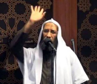 Fotógrama de un vídeo de un discurso del imán Abdel Meoz Al Eila en la mezquita Al Nur.