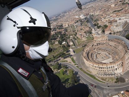 Un carabiniero sobrevuela en helicóptero el coliseo de Roma, ayer.