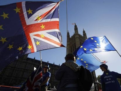 Banderas del Reino Unido y de la UE, frente a Westminster, en una manifestación en favor de la permanencia del país en la UE.