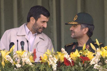 Mahmud Ahmadineyad (izquierda) y Alí Jafari charlan durante una ceremonia oficial celebrada en 2007 en Teherán.