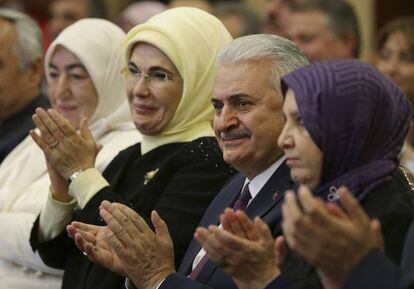 El primer ministre turc el maig passat amb l'esposa d'Erdogan, segona per l'esquerra.