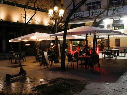 Varios clientes en una terraza de Madrid, el pasado viernes 22.