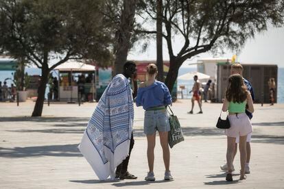 Un vendedor ambulante ofreciía pareos esta semana frente a la playa de la Barceloneta. 