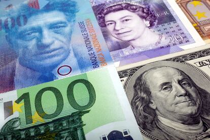 Billetes de euro, dólar, libra esterlina y franco suizo.