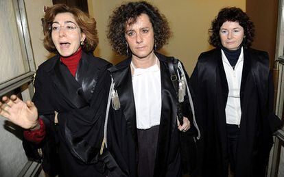 Giulia Turri (centro), Carmen D'Elia (izquierda) y Ursulina De Cristofaro, las tres magistradas que forman el tribunal encargado de juzgar a partir del próximo 6 de abril al primer ministro de Italia, Silvio Berlusconi llegan al Palacio de Justicia en Milán.