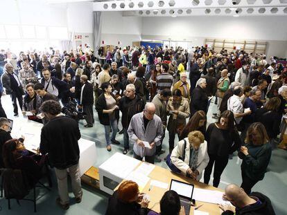 Votació en urnes de cartró en la consulta independentista del 9-N del 2014.