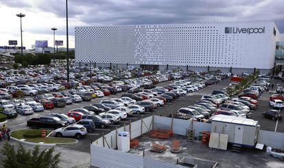 El aparcamiento, repleto, de una plaza comercial en Puebla.