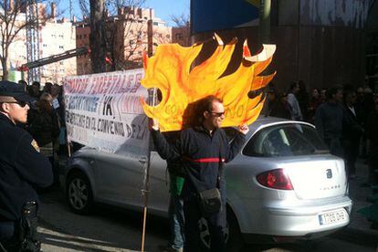 Protesta de bomberos forestales, esta tarde a las puertas de la Asamblea de Madrid.