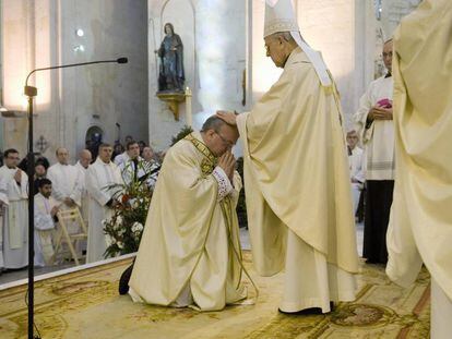 El presidente de la Conferencia Episcopal, Ricardo Bl&aacute;zquez ordena al nuevo obispo de Menorca, Francesc Conesa.