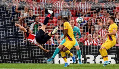 Aduriz remata para hacer el gol del Athletic.