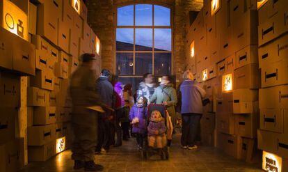 Espacio de la f&aacute;brica Fabra i Coats con cajas de regalos.