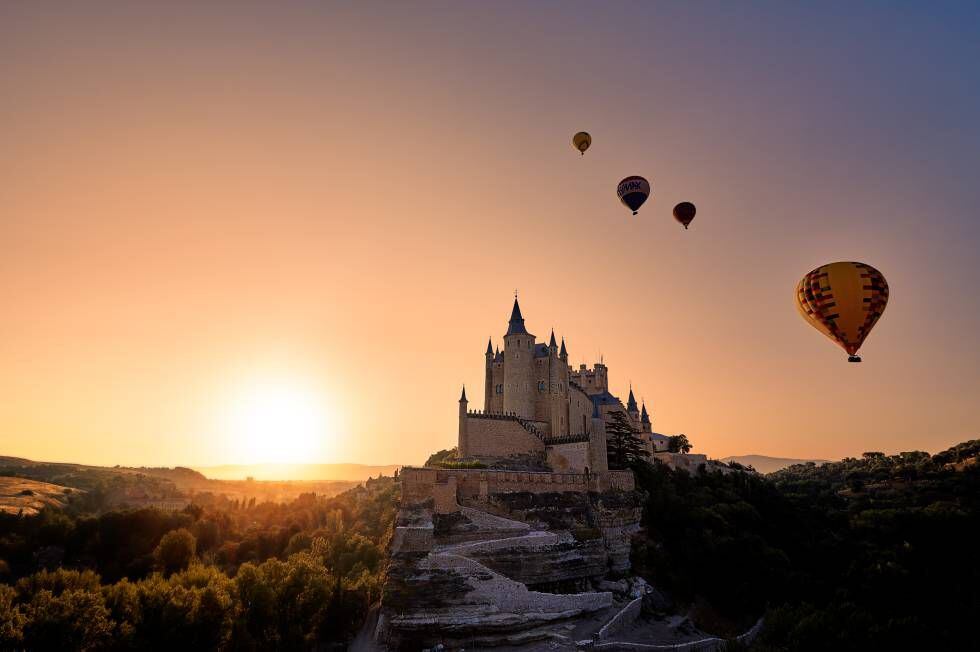 Globos aerostáticos despegando al amanecer junto al alcázar de Segovia.