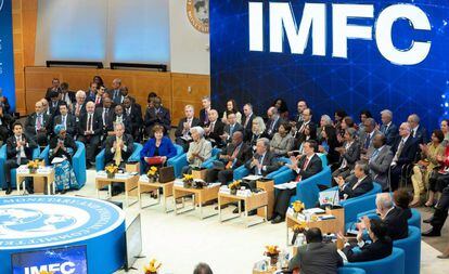 La directora del FMI, Kristalina Georgieva (chaqueta azul), recibe un aplauso al terminar su primera sesión con el comité financiero del organismo.