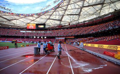 Los trabajadores del Mundial de atletismo ponen a punto todo el estadio nacional para la competición que comienza este sábado.