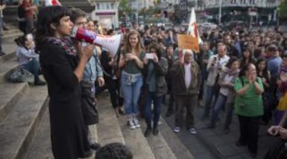 Teresa Rodr&iacute;guez, de Podemos, se dirige a una manifestaci&oacute;n a favor de un refer&eacute;ndum sobre la monarqu&iacute;a el pasado junio en Bruselas. 