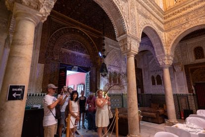 Un grupo de turistas visitan la casa palacio que acoge la sede del Casino de Cádiz. Investigadores de la Universidad de Cádiz documentan con una app los bienes que integran estos palacetes para difundir y proteger el legado de estos monumentos.