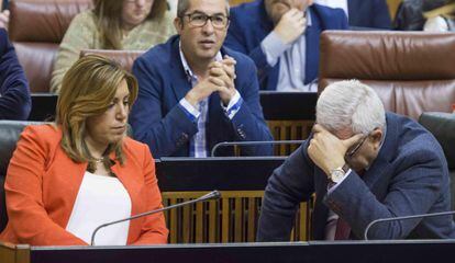 Susana Díaz y su consejero de Presidencia, este miércoles en el Parlamento andaluz.