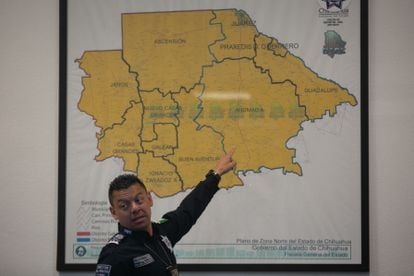 The commander of the state police in Juarez, Ricardo Realivazquez, shows a map of the region. 