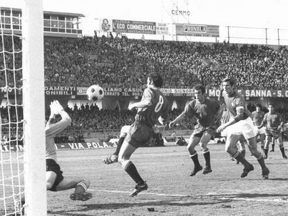 Pirri eleva la pelota ante Zoff y marca el 0-1. Tras &eacute;l, Amancio y Fachetti.