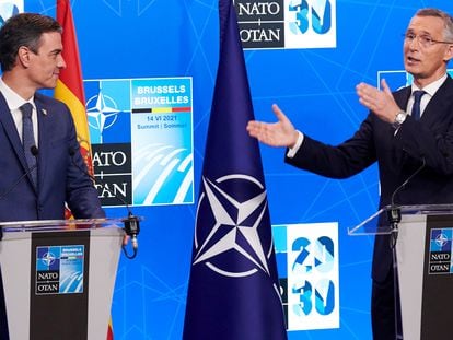 Pedro Sánchez con el  secretario general de la OTAN, Jens Stoltenberg, al término de la cumbre de la OTAN en junio, en Bruselas.