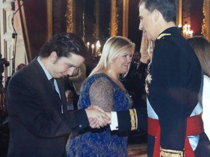 Francisco Nicolás Gómez Iglesias saluda Felipe VI el dia de la seva coronació.