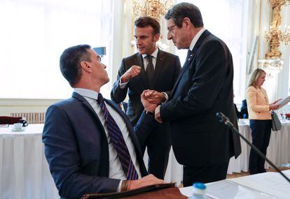 Sánchez y Macron charlan hoy, en presencia del presidente chipriota, Nicos Anastasiades, al inicio de la sesión de apertura de la cumbre de Praga. 