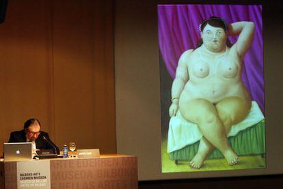 Javier Viar, ayer junto a una imagen de uno de los lienzos de Botero que el Bellas Artes acogerá en 2012.