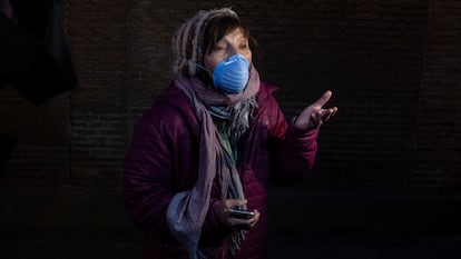 Carolina, hija de la mujer de 99 años fallecida, a la entrada de la residencia. DAVID EXPÓSITO