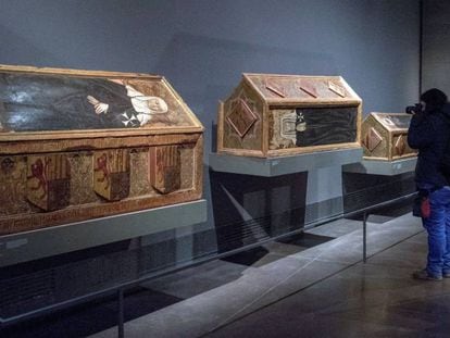 Les tres caixes sepulcrals de Sixena que s'exposen al Museu de Lleida.