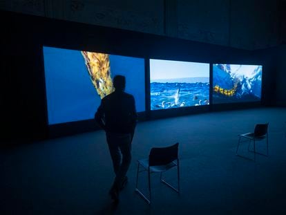 Obra de la muestra 'La Tierra es plana', del cineasta y artista contemporáneo John Akomfrah, en el Centro Andaluz de Arte Contemporáneo (CAAC).