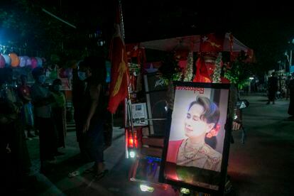 Partidarios de la Liga Nacional para la Democracia festejan la victoria de Aung San Suu Kyi en la ciudad de Rangún.