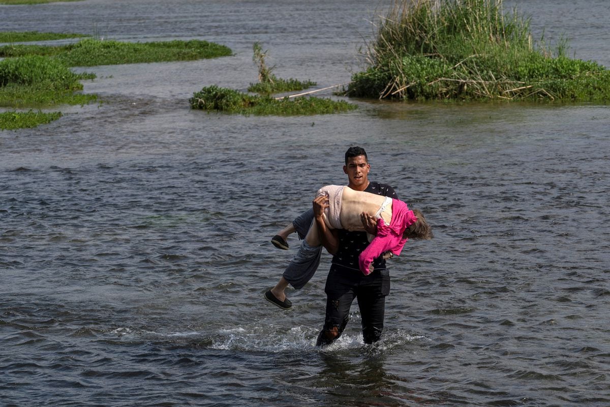 An Elderly Venezuelan Woman Crossing The Rio Grande In The Arms Of Another Migrant An Image Of Two Endless Crises Archyde