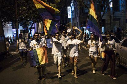 Jóvenes paraguayos marchan en Asunción para conmemorar la publicación de la 'Carta de un Amoral' durante la dictadura, convertida en símbo de la comunidad gay.