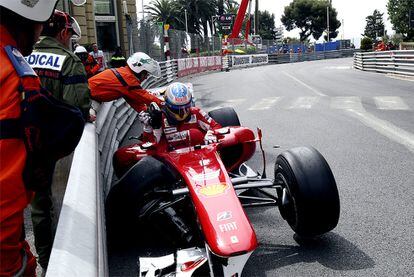 Alonso, tras estrellarse contra las vallas protectoras de Mónaco