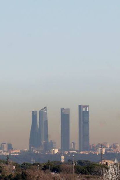 Las Cuatro Torres de la Ciudad de Madrid bajo una nube de contaminación, el lunes 31 de diciembre de 2018. 