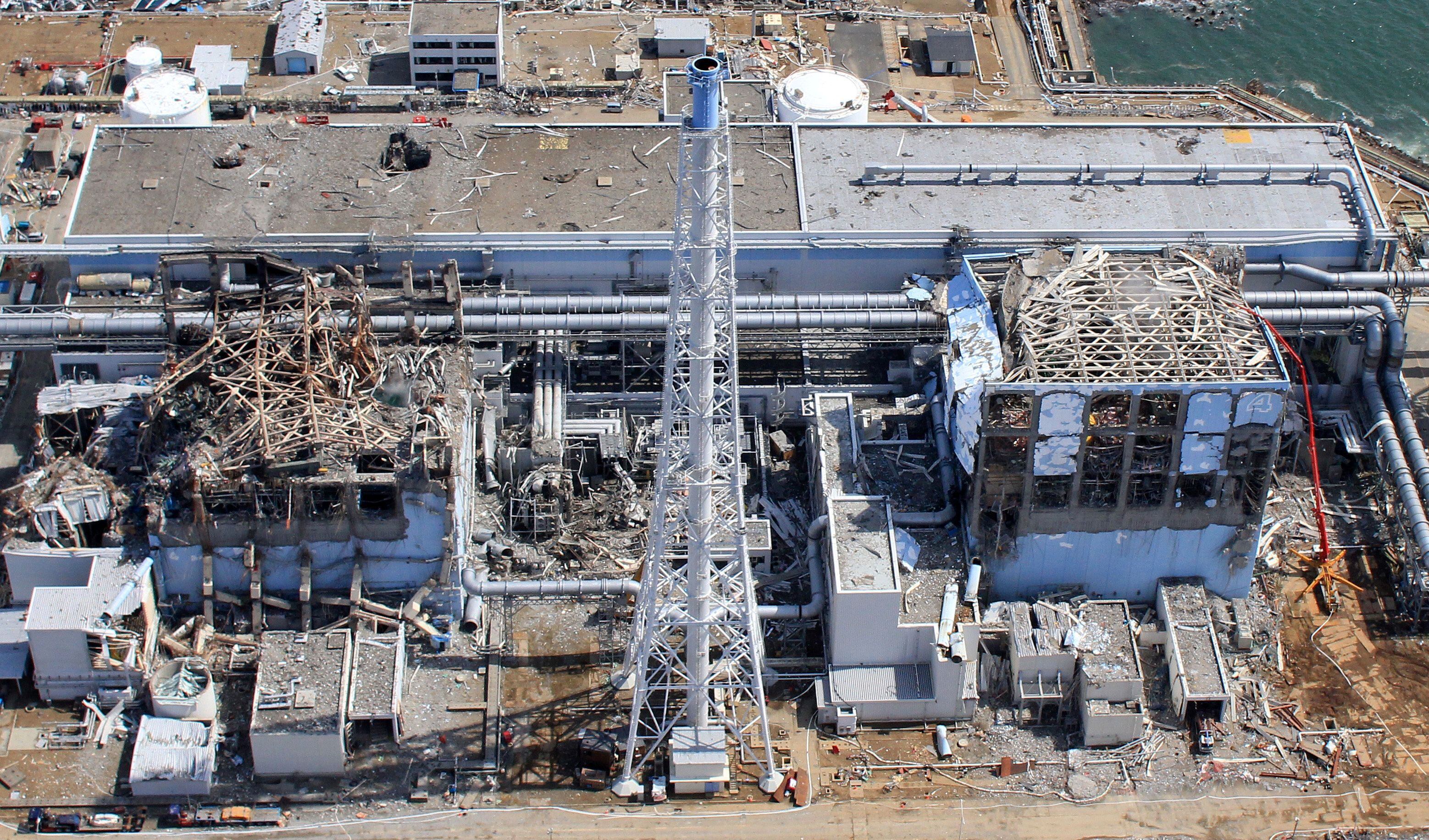 Imagen aérea de la central de Fukushima Daiichi el 24 de marzo de 2011, un mes después del tsunami.
