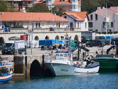 El barco gallego del que un pescador cayó al mar y se encuentra desaparecido, ayer, amarrado en San Vicente de la Barquera.