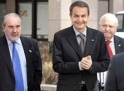 Pedro Solbes, José Luis Rodríguez Zapatero y Miguel Ángel Moratinos, a su llegada la cumbre de la Unión Europea en Bruselas.