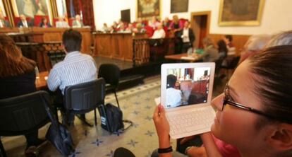La diputada Mireia Mollá grabando el pleno del consistorio ilicitano