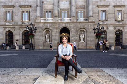 Ada Colau, amb el Ayuntamiento de Barcelona al fons.