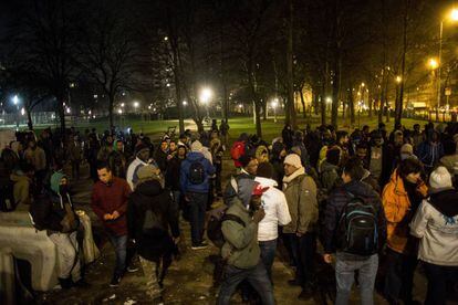 Los inmigrantes esperan que les recojan en el parque Maximilien de Bruselas.