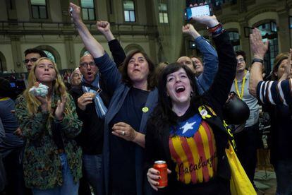 Simpatizantes de ERC celebran, en la sede electoral del partido, los resultados de las elecciones municipales en los que el candidato republicano Ernest Maragall ha vencido en Barcelona. 