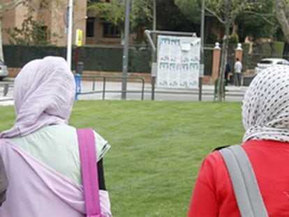 Cuatro de las alumnas que han acudido al Instituto Camilo José Cela con velo en apoyo a su compañera.